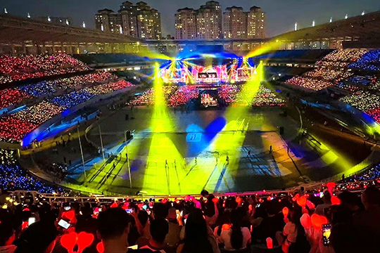 熊猫体育300㎡透明屏和190000根荧光棒“点燃”周杰伦呼和浩特演唱会！