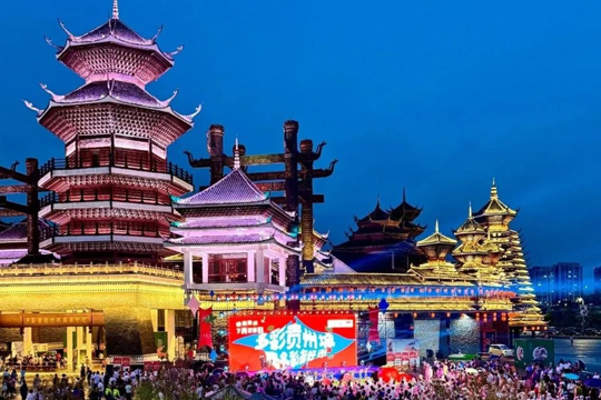 嗨翻国庆！熊猫体育大屏闪耀多彩贵州城，点燃满山跑音乐生活节！