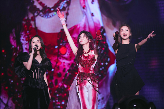 拾光启航！熊猫体育LED屏助力于文文深圳演唱会打造极致光影盛宴！